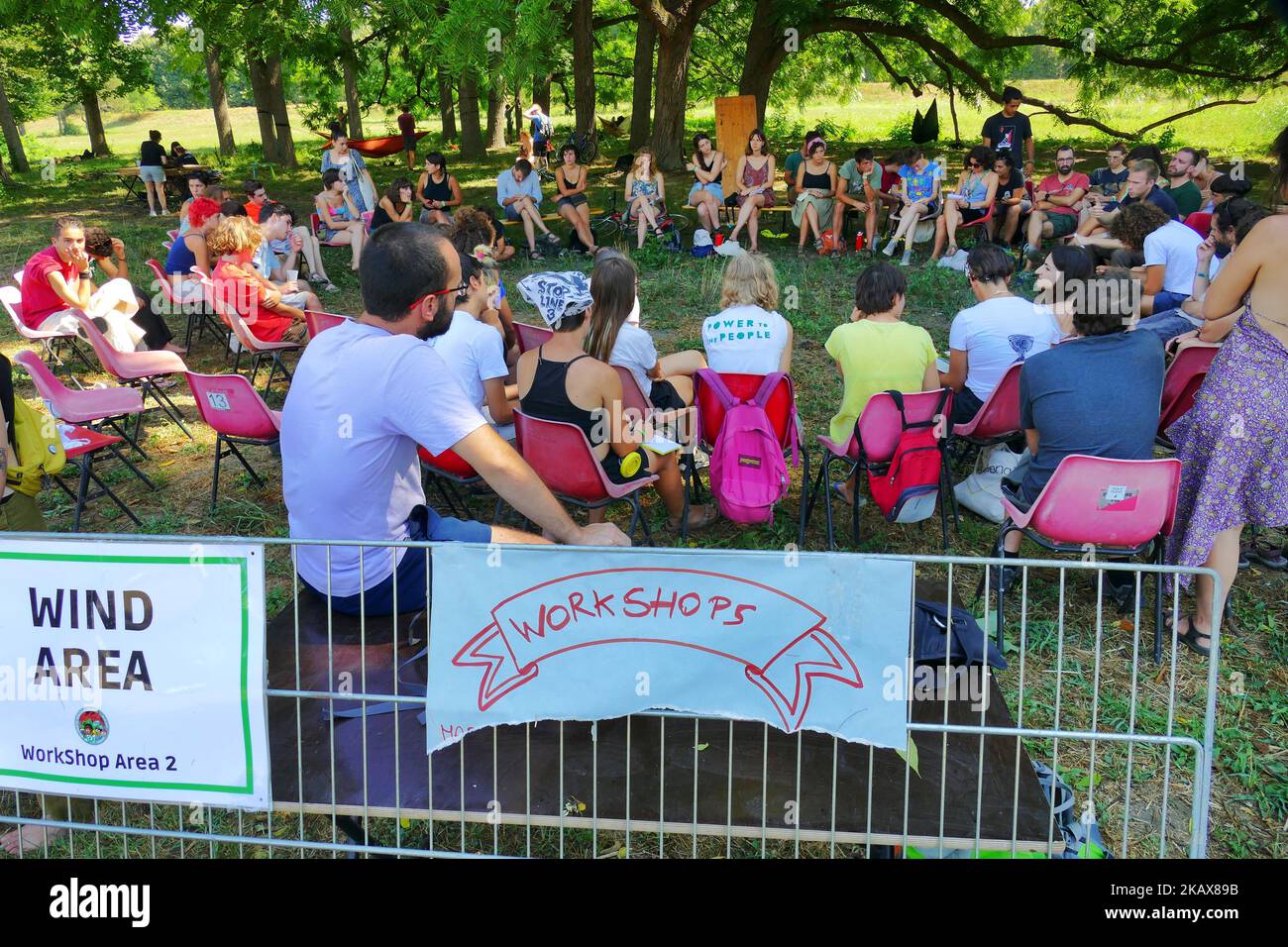 Gli attivisti si riunono al parco urbano di Colletta per il campo sociale internazionale sul clima di Torino Foto Stock