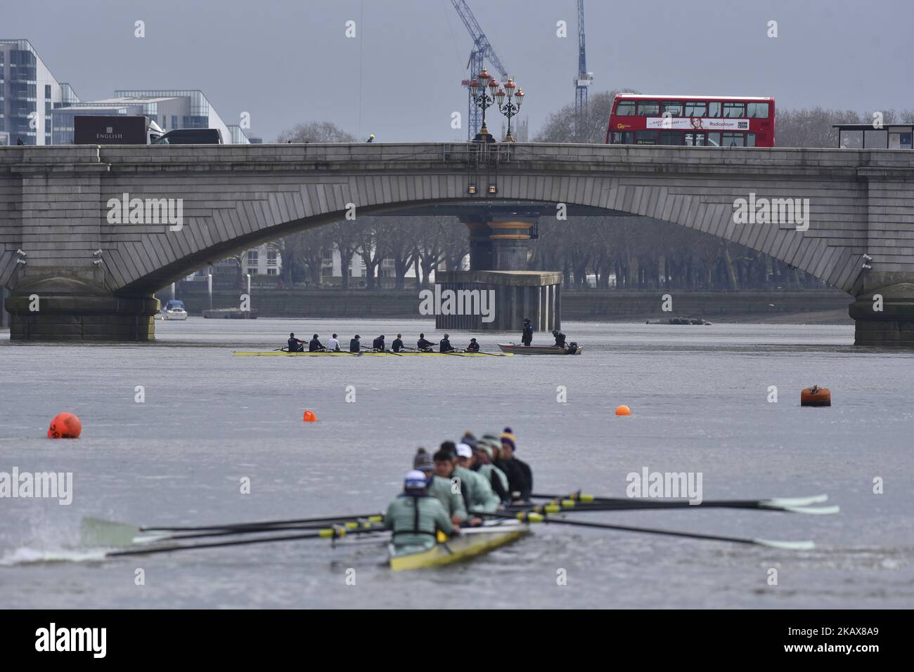 Le squadre maschili e femminili di Oxford e Cambridge vengono viste durante una sessione di formazione nella zona di Putney, Londra, Regno Unito il 19 marzo 2018. Le gare in barca vedranno l'Oxford University Rowing Club contro il Cambridge University Rowing Club, in gara maschile e femminile fino al traguardo a Mortlake, nel sud-ovest di Londra. (Foto di Alberto Pezzali/NurPhoto) Foto Stock