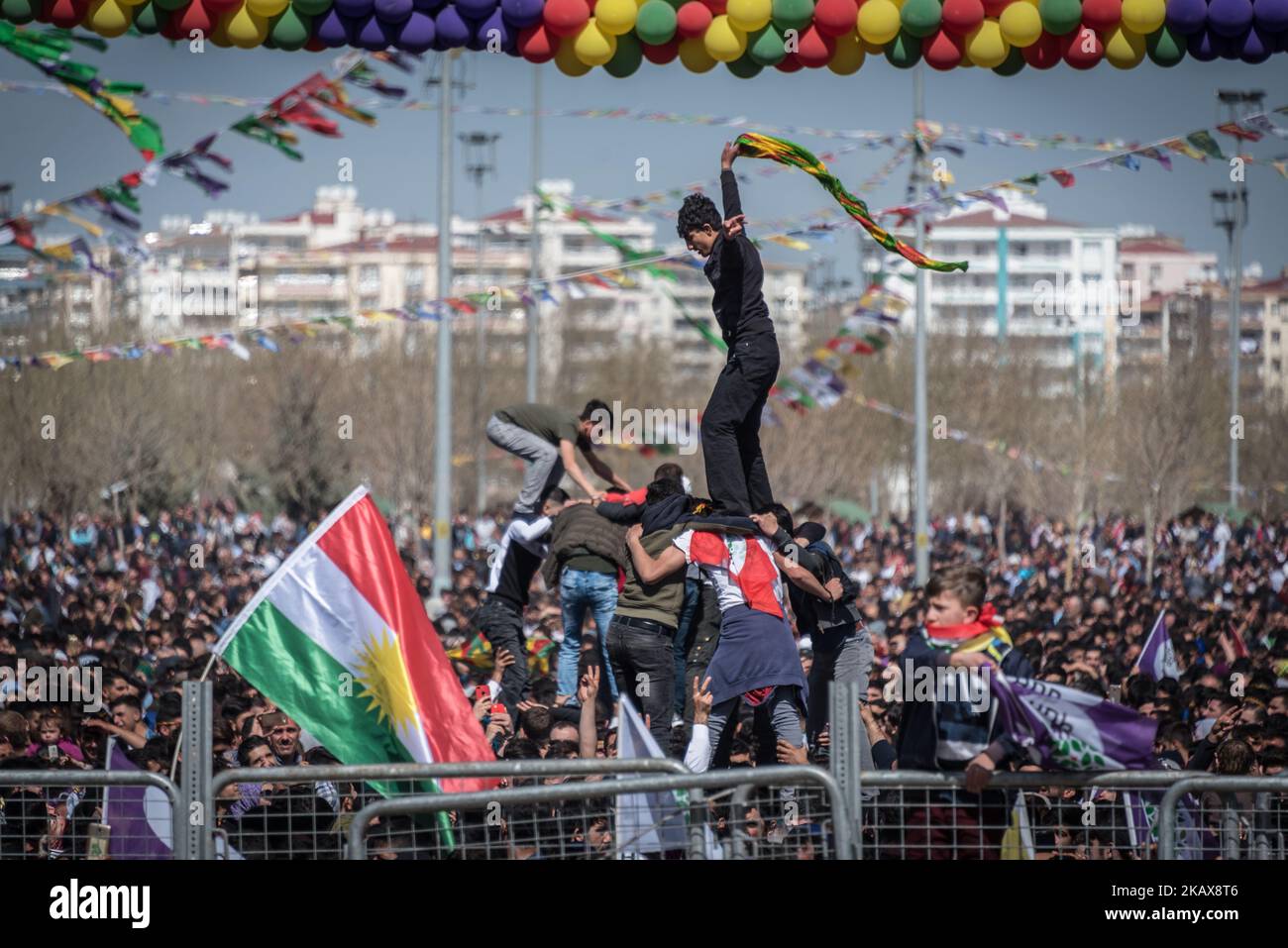 Decine di migliaia di curdi hanno celebrato Newroz, il nuovo anno curdo, a Diyarbakir, in Turchia, il 21 marzo 2018. (Foto di Diego Cupolo/NurPhoto) Foto Stock