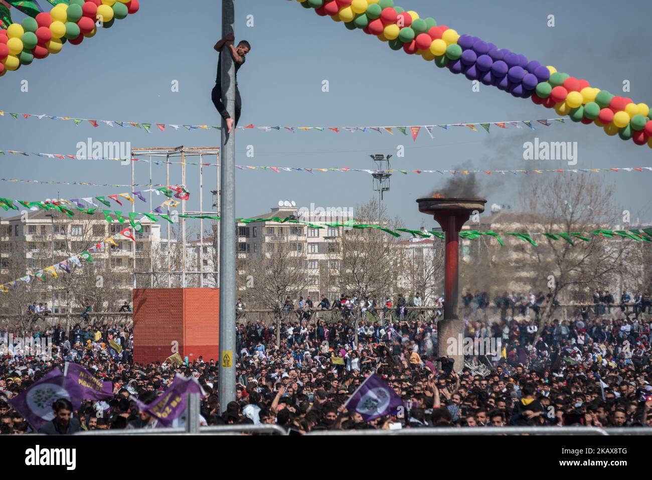 Decine di migliaia di curdi hanno celebrato Newroz, il nuovo anno curdo, a Diyarbakir, in Turchia, il 21 marzo 2018. (Foto di Diego Cupolo/NurPhoto) Foto Stock