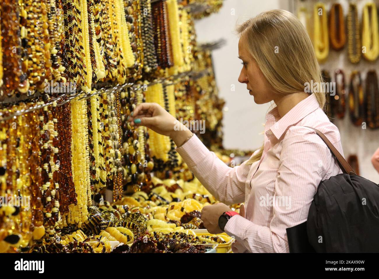 Merchant alla fiera guardando gioielli in ambra è visto a Danzica, Polonia  durante la 25th Fiera Internazionale di Amber, Gioielli e pietre preziose  il 21 marzo 2018 Amberif 2018 è la più
