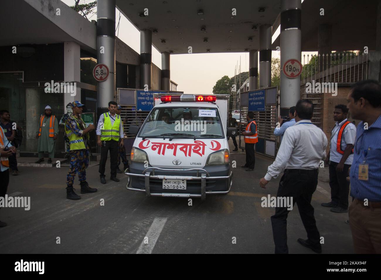 Parenti che prendono i loro cari vittime di un incidente aereo della scorsa settimana in Nepal, in V.I.P arrivo, Shahjalal International Airport, Dhaka, Bangladesh il 22 marzo 2018. (Foto di Ahmed Salahuddin/NurPhoto) Foto Stock