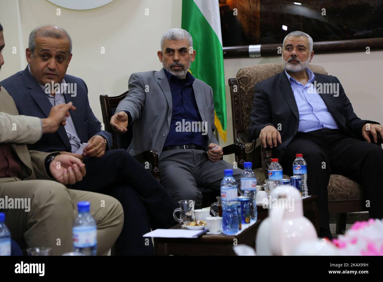 Yahya Sinwar (L), leader del movimento islamico di Hamas nella striscia di Gaza, e il capo dell'ufficio politico del movimento Ismail Haniyeh, partecipa a un incontro con le fazioni palestinesi a Gaza City giovedì 22 marzo 2018. (Foto di Majdi Fathi/NurPhoto) Foto Stock