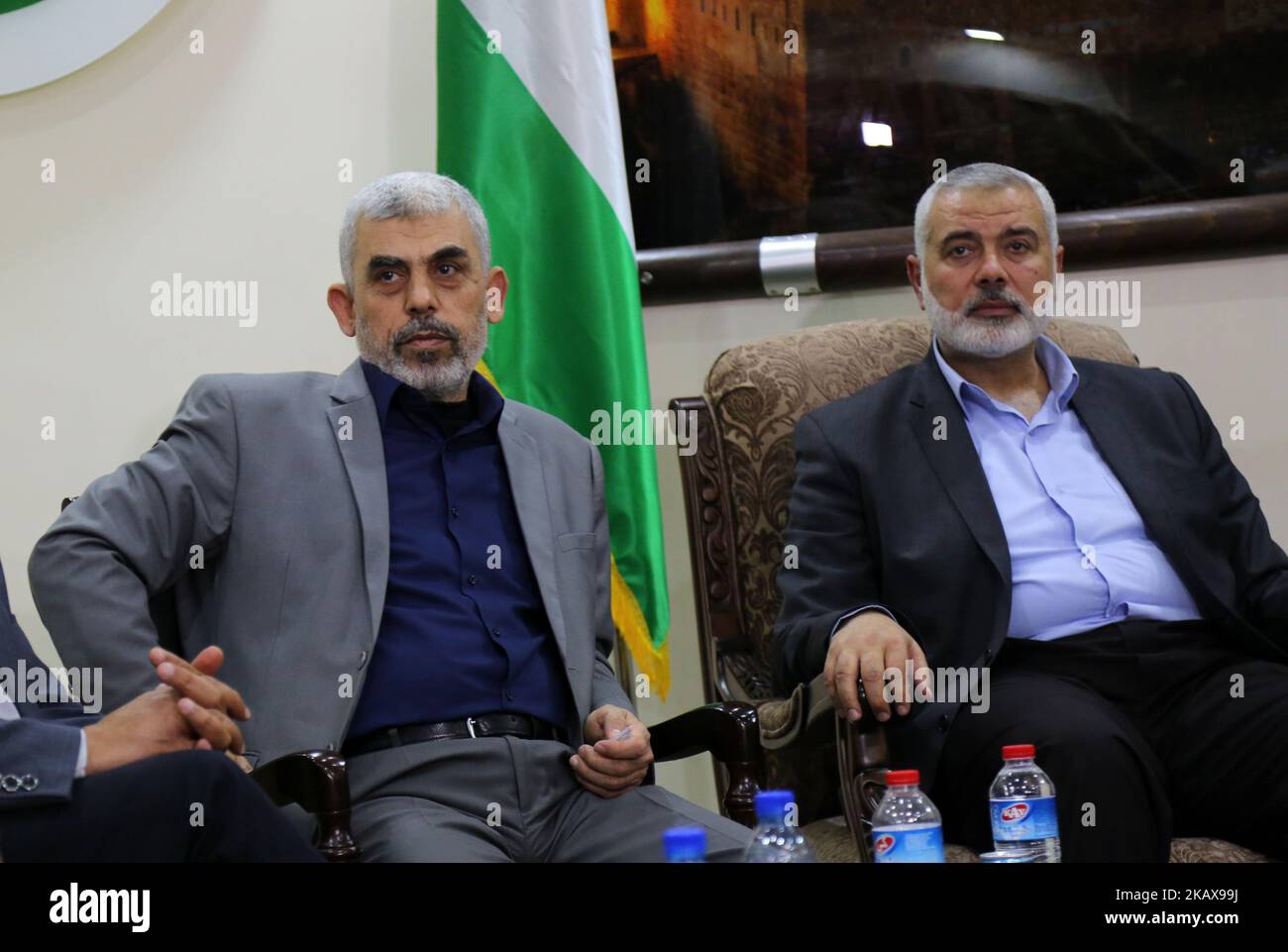 Yahya Sinwar (L), leader del movimento islamico di Hamas nella striscia di Gaza, e il capo dell'ufficio politico del movimento Ismail Haniyeh, partecipa a un incontro con le fazioni palestinesi a Gaza City giovedì 22 marzo 2018. (Foto di Majdi Fathi/NurPhoto) Foto Stock