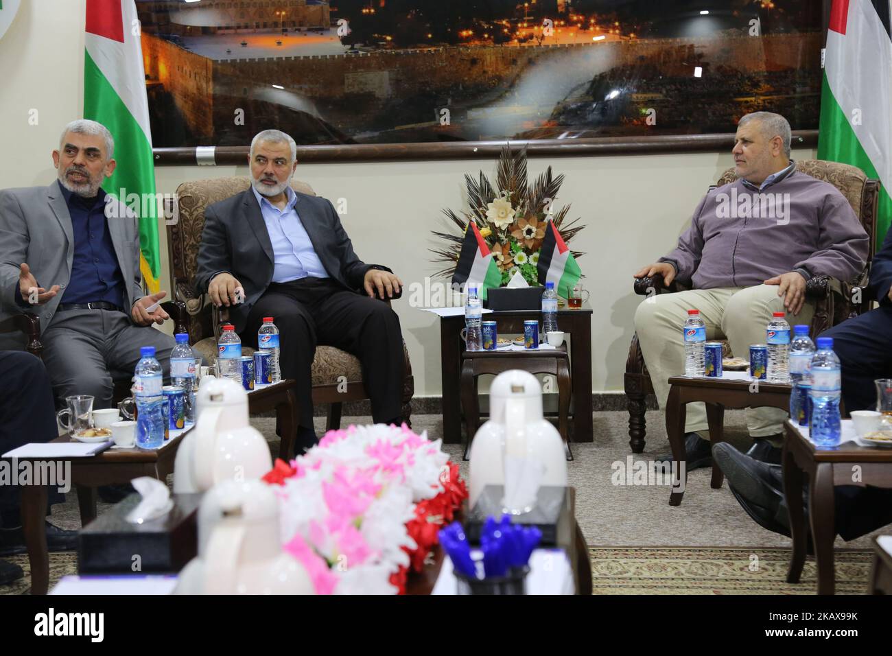 Yahya Sinwar (L), leader del movimento islamico di Hamas nella striscia di Gaza, e il capo dell'ufficio politico del movimento Ismail Haniyeh, partecipa a un incontro con le fazioni palestinesi a Gaza City giovedì 22 marzo 2018. (Foto di Majdi Fathi/NurPhoto) Foto Stock