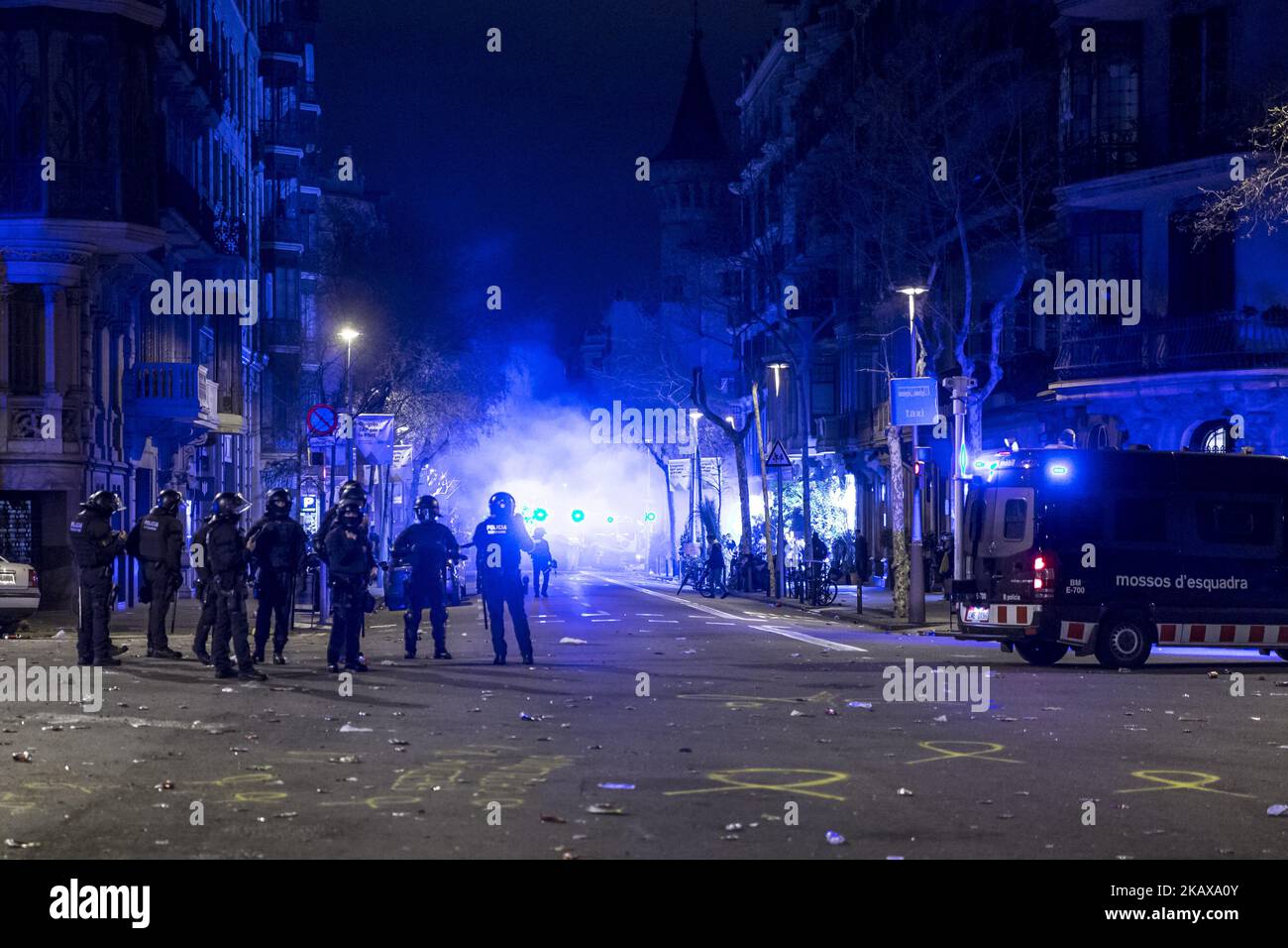 Dimostrazioni e manifestanti si scontrano con la polizia antisommossa perché il blocco della strada intorno agli uffici del governo centrale durante una manifestazione a Barcellona, in Spagna, il 25 marzo 2018. (Foto di Xavier Bonilla/NurPhoto) Foto Stock