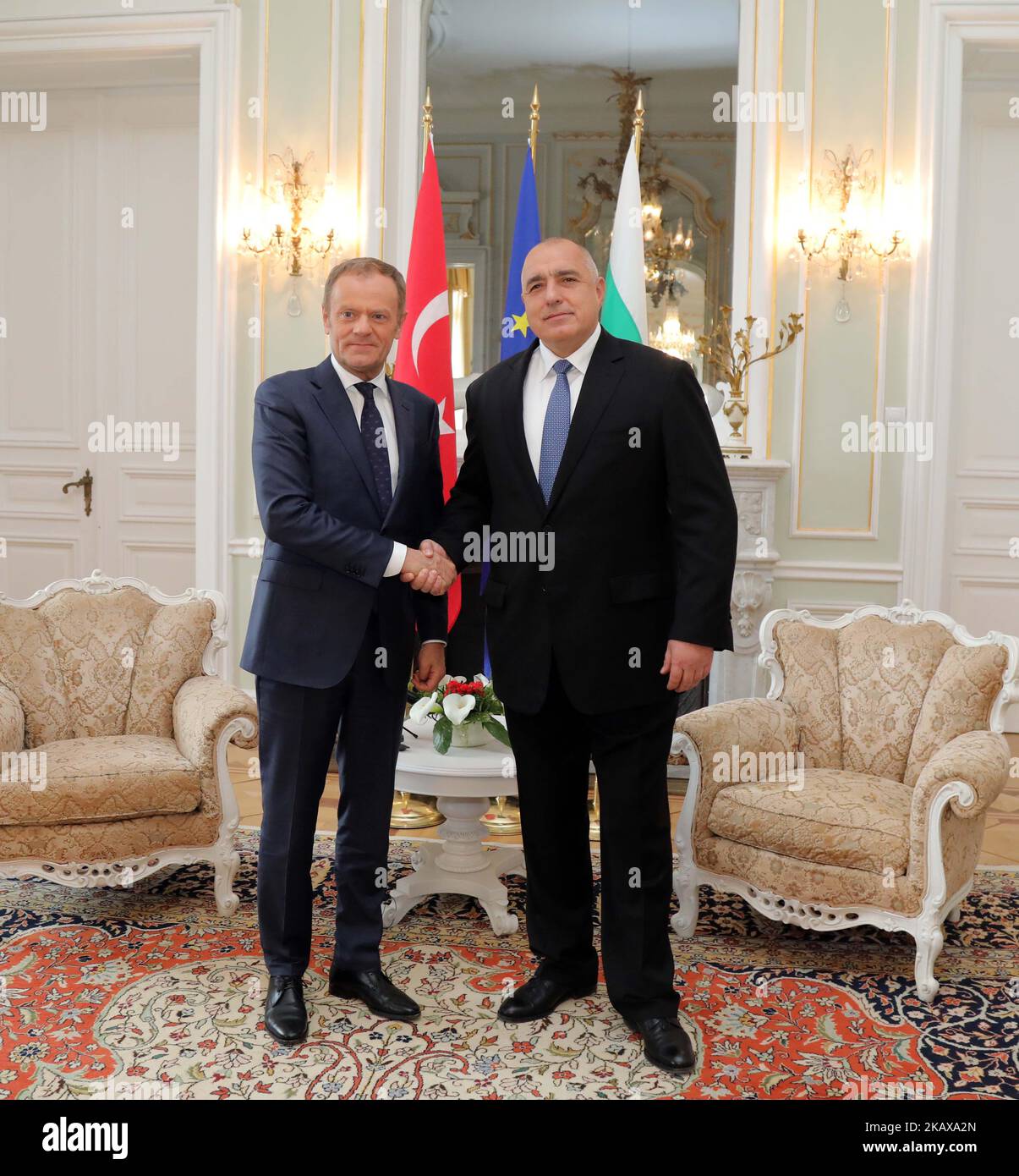 Il Presidente del Consiglio europeo Donald Tusk arriva nella città di Varna, sul Mar Nero, ed è accolto dal PM bulgaro Boyko Borisov, lunedì 26 marzo 2018. I leader dell'Unione europea e della Turchia si riuniscono nella residenza di Evksinograd a Varna, in Bulgaria, per discutere i modi per rivitalizzare i processi di lunga data tra la Turchia e il blocco, vale a dire migliorare l'accordo sull'Unione doganale, i requisiti di un accordo firmato per i migranti; La lotta contro il terrorismo e l'adesione della Turchia al blocco. Il presidente Recep Tayyip Erdogan deve incontrare il presidente del Consiglio europeo Donald Tusk e il presidente della Commissione europea Jean-Cla Foto Stock