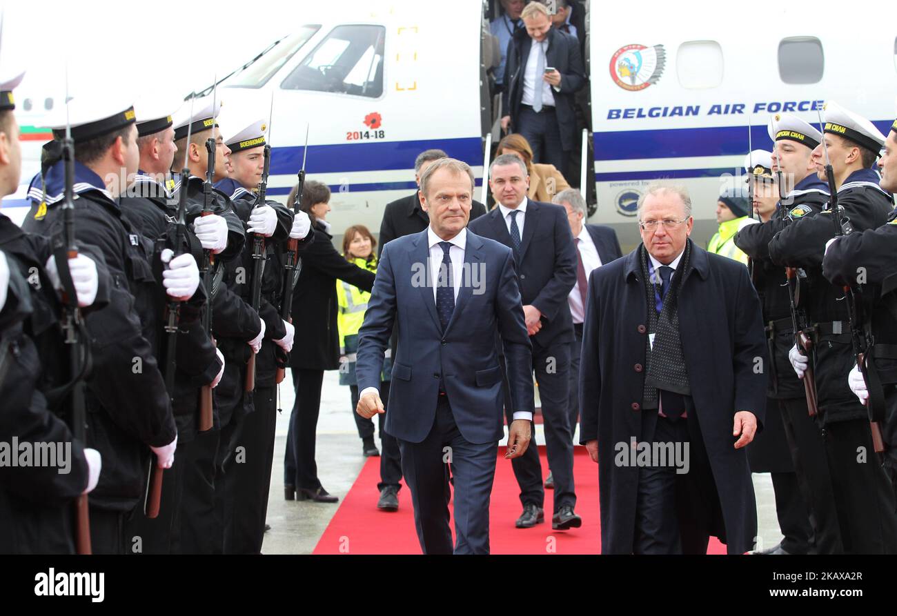 Il Presidente del Consiglio europeo Donald Tusk arriva nella città di Varna, sul Mar Nero, ed è accolto dal PM bulgaro Boyko Borisov, lunedì 26 marzo 2018. I leader dell'Unione europea e della Turchia si riuniscono nella residenza di Evksinograd a Varna, in Bulgaria, per discutere i modi per rivitalizzare i processi di lunga data tra la Turchia e il blocco, vale a dire migliorare l'accordo sull'Unione doganale, i requisiti di un accordo firmato per i migranti; La lotta contro il terrorismo e l'adesione della Turchia al blocco. Il presidente Recep Tayyip Erdogan deve incontrare il presidente del Consiglio europeo Donald Tusk e il presidente della Commissione europea Jean-Cla Foto Stock