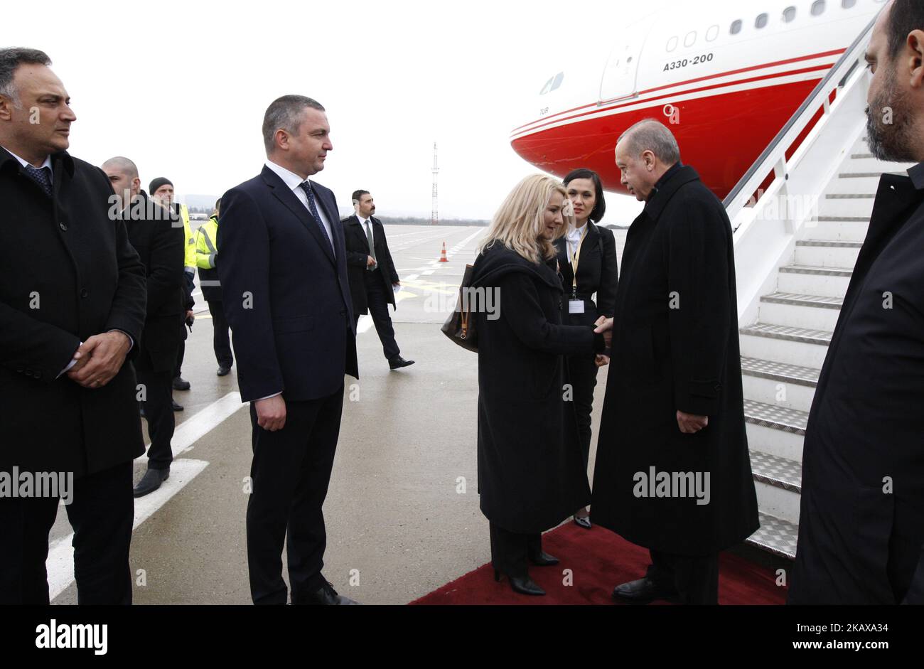 Il presidente turco Recep Tayyip Erdogan arriva nella città di Varna, sul Mar Nero, ed è accolto dal bulgaro PM Boyko Borisov, circa 450 km a nord-est della capitale bulgara Sofia, lunedì 26 marzo 2018. I leader dell'Unione europea e della Turchia si riuniscono nella residenza di Evksinograd a Varna, in Bulgaria, per discutere i modi per rivitalizzare i processi di lunga data tra la Turchia e il blocco, vale a dire migliorare l'accordo sull'Unione doganale, i requisiti di un accordo firmato per i migranti; La lotta contro il terrorismo e l'adesione della Turchia al blocco. Il presidente Recep Tayyip Erdogan deve incontrare il Consiglio europeo Pre Foto Stock