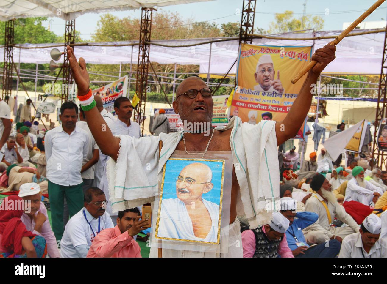 Uno dei più ferventi sostenitori di Anna Hazare mentre lo sport Mahatma Gandhi poster saluta Tri-color il terzo giorno della loro protesta durante una protesta di digiuno contro il governo centrale a Ramlila Maidan a Nuova Delhi il 26 marzo 2018. (Foto di Nasir Kachroo/NurPhoto) Foto Stock