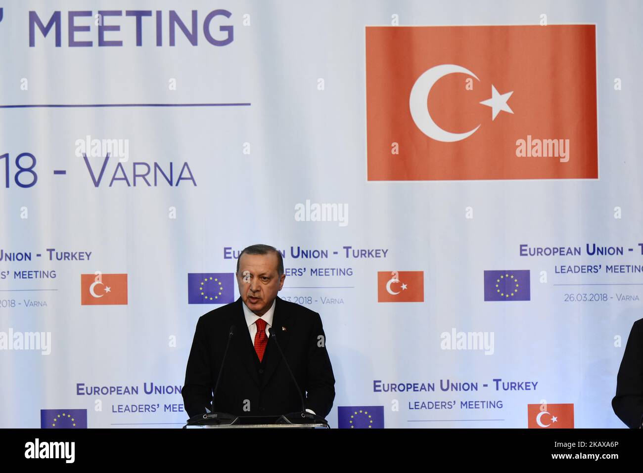 Il presidente turco Recep Tayyip Erdogan interviene nel corso di una conferenza stampa al vertice UE-Turchia, nella località di Varna, in Bulgaria, nel Mar Nero, lunedì 26 marzo 2018. Il vertice si trova in una serie di questioni che hanno messo a dura dura dura testa, tra cui una disputa tra la Turchia e Cipro, membro dell’UE, sull’esplorazione energetica nel Mediterraneo. (Foto di Petko Momchilov/Impact Press Group/NurPhoto) Foto Stock