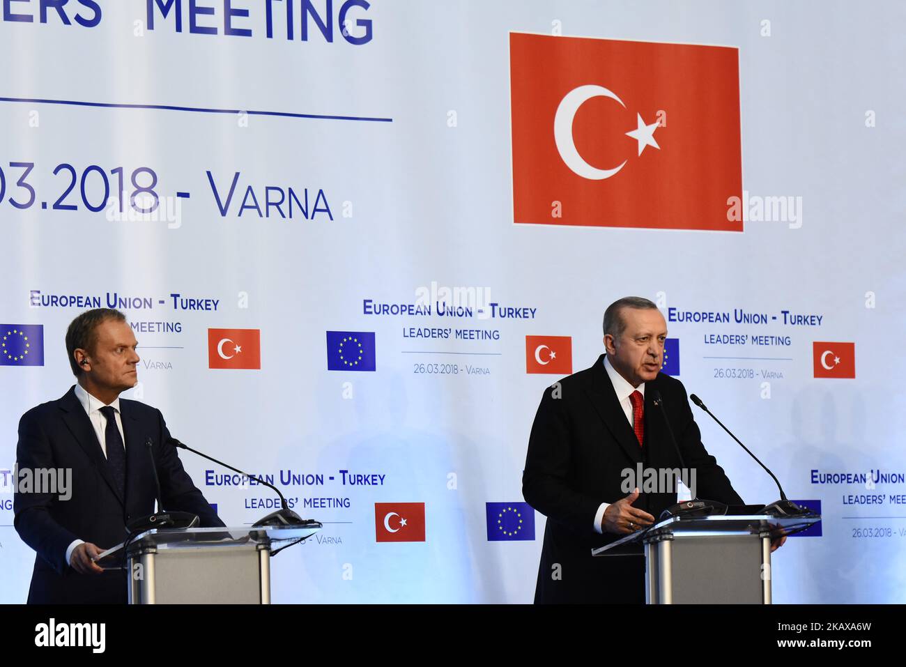 Il presidente del Consiglio europeo Donald Tusk, di sinistra, e il presidente turco Recep Tayyip Erdogan intervengo nel corso di una conferenza stampa al vertice UE-Turchia, nella località di Varna, in Bulgaria, sul Mar Nero, lunedì 26 marzo 2018. Il vertice si trova in una serie di questioni che hanno messo a dura dura dura testa, tra cui una disputa tra la Turchia e Cipro, membro dell’UE, sull’esplorazione energetica nel Mediterraneo. (Foto di Petko Momchilov/Impact Press Group/NurPhoto) Foto Stock