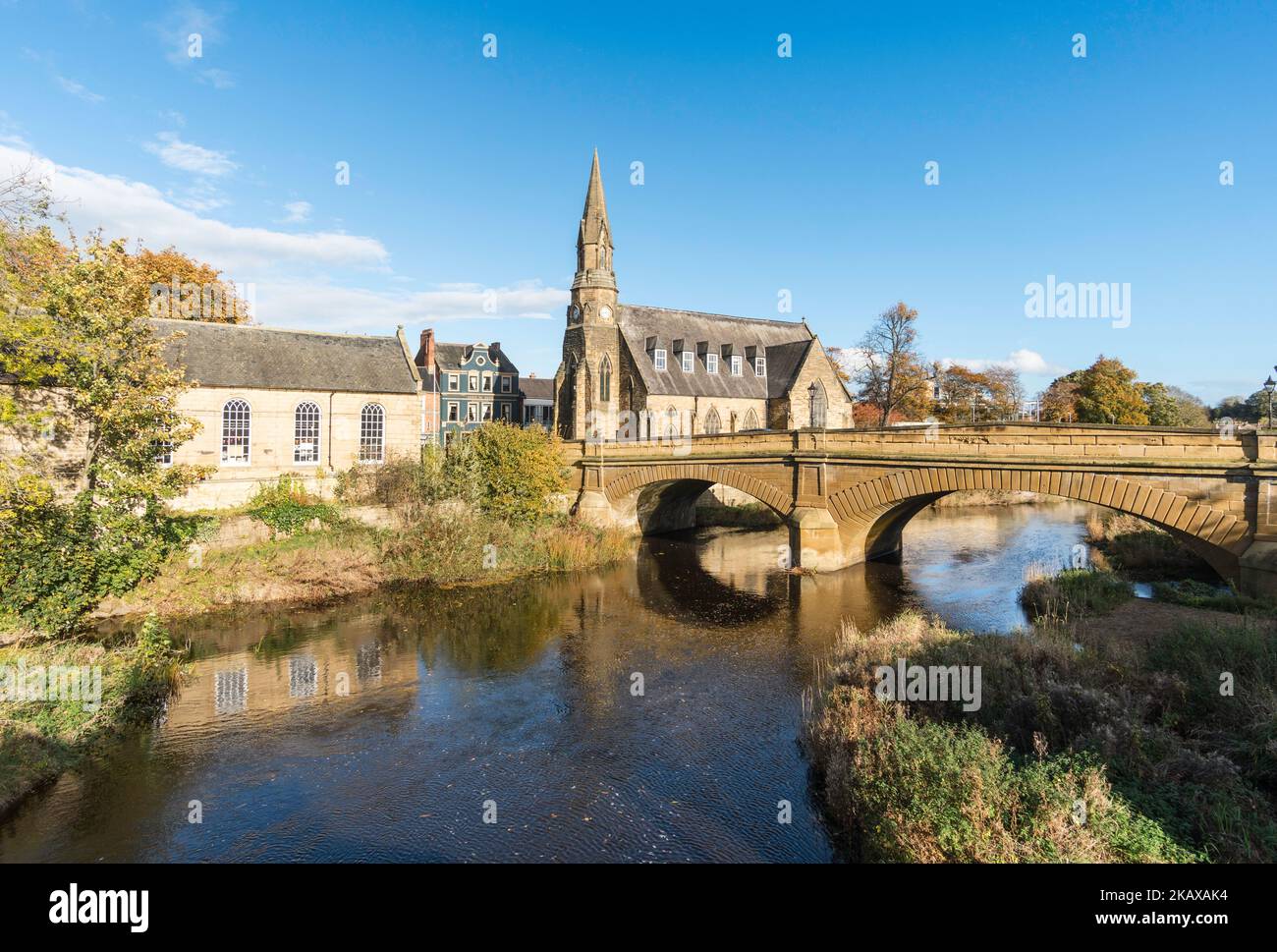 L'edificio chantry, la chiesa di St Georges e il ponte Telford Road sul fiume Wansbeck a Morpeth, Northumberland, Inghilterra, Regno Unito Foto Stock