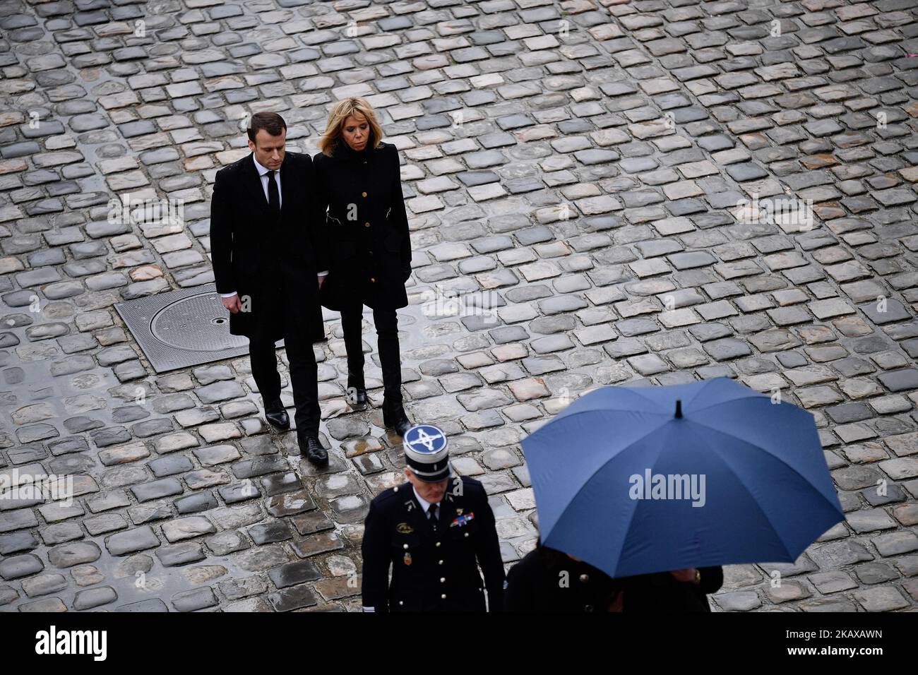 Emmanuel Macron ha commemorato il tributo nazionale ad Arnaud Beltrame agli Invalides il 28 marzo 2018. L'ufficiale di polizia francese scambiò il suo posto con una donna durante una situazione di ostaggio in un supermercato di Trebbes il 23rd marzo, ma fu ucciso da Radouane Lakdim, che dichiarò la sua fedeltà allo Stato islamico. (Foto di Julien Mattia/NurPhoto) Foto Stock