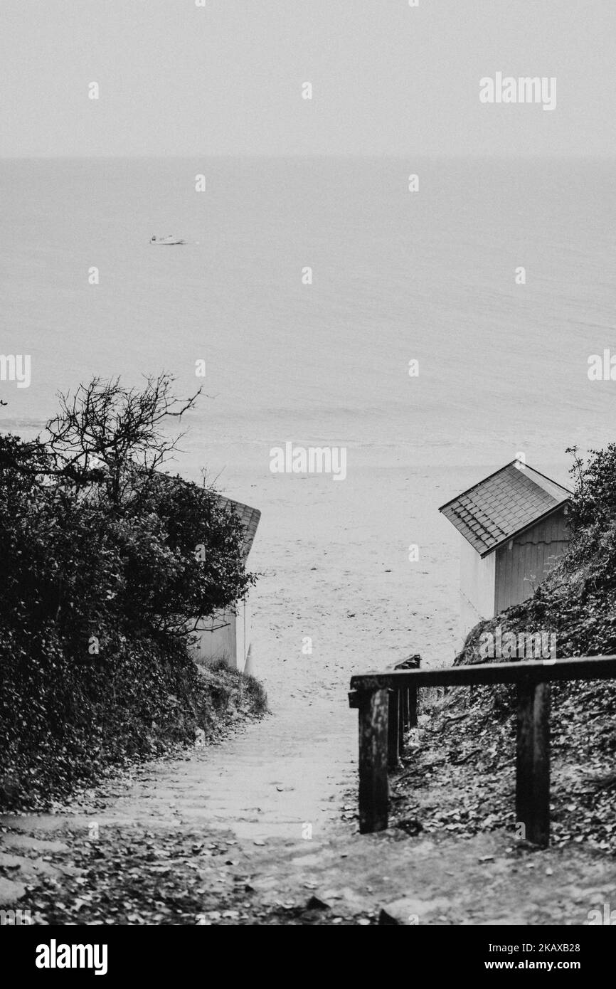 Una scala in scala di grigi che porta all'isola di Noirmoutier in Francia Foto Stock