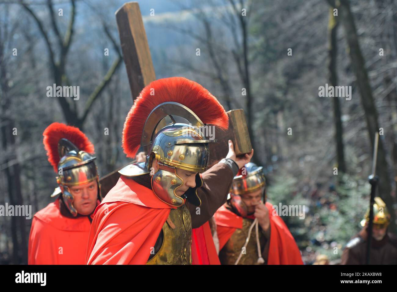 I soldati aiutano Gesù a portare la croce, una scena da una rievocazione della Via Crucis a Kalwaria Zebrzydowska. Venerdì 30 marzo 2018 a Kalwaria Zebrzydowska, Polonia. (Foto di Artur Widak/NurPhoto) Foto Stock