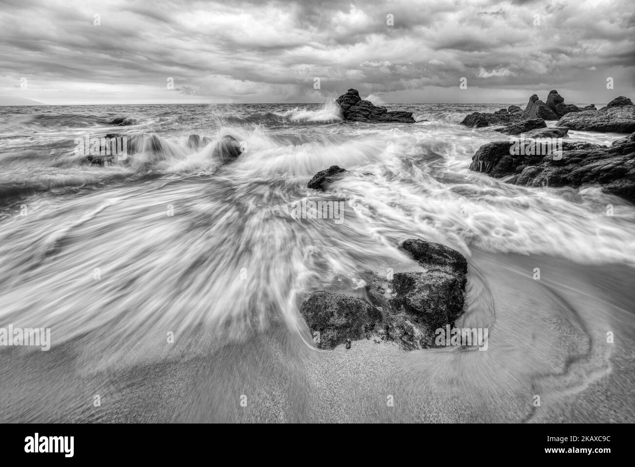 Un Ocean Sunset Seascape in bianco e nero ad alta risoluzione formato Foto Stock