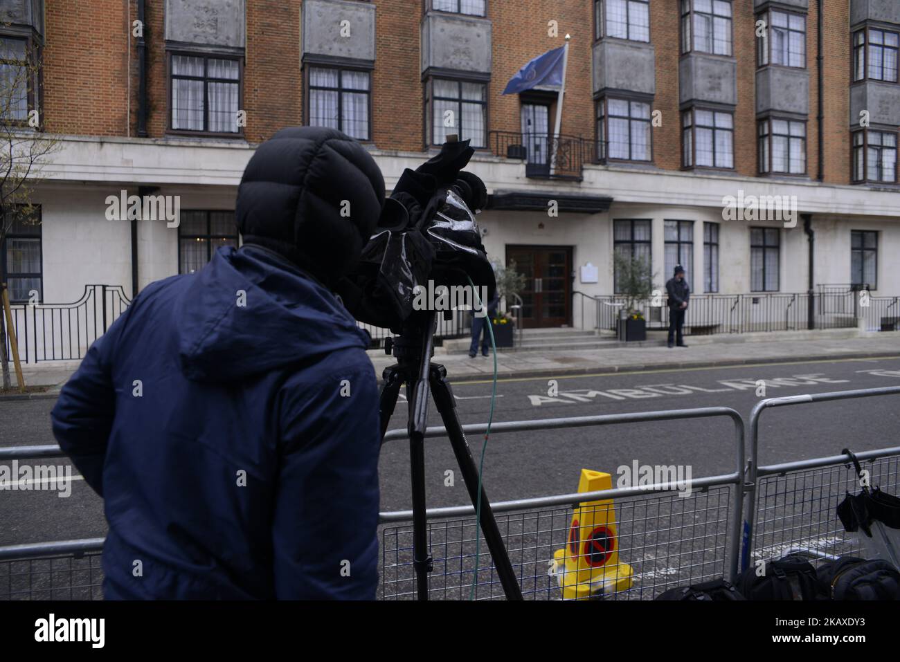 I media sono visti fuori dell'ospedale del re Edoardo VII dove il duca di Edimburgo, il principe Filippo, è stato ammesso per la chirurgia dell'anca, Londra il 4 aprile 2018. (Foto di Alberto Pezzali/NurPhoto) Foto Stock