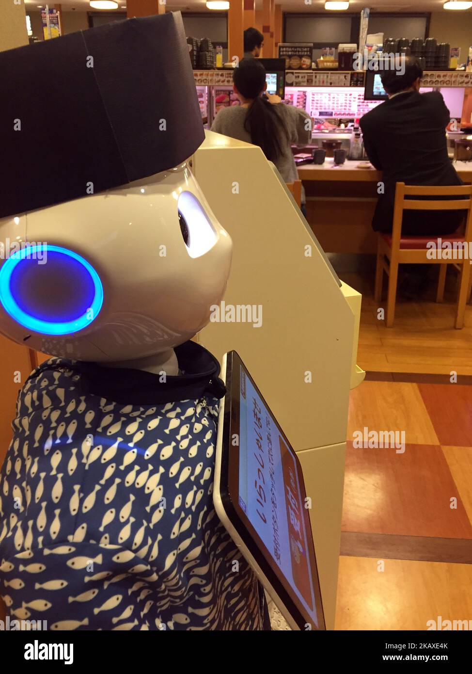 Pepper il robot ha iniziato a lavorare alla reception del ristorante di sushi Hamazushi Conveyor Belt a Tokyo, Giappone, 5 aprile 2018. Il robot umanoide creato da SoftBank Robotics viene testato dalla catena sushi per salutare, prendere le prenotazioni dei tavoli e informare i clienti quando i loro posti sono pronti. (Foto di Hitoshi Yamada/NurPhoto) Foto Stock