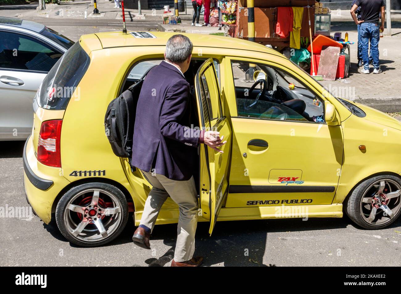 Bogotà Colombia,El Chico Carrera 11,uomo uomini maschio entrare in taxi taxi taxi taxi,colombiani ispanici ispanici Sud America Latina Foto Stock