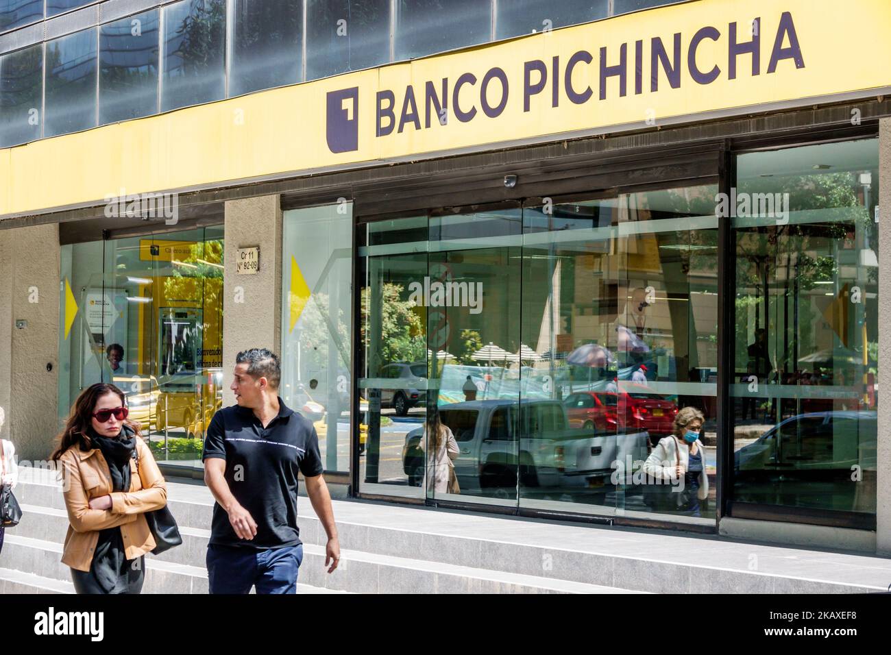 Bogota Colombia,El Chico Carrera 11,uomo uomini maschio donna donna donna femmina coppie coppia Banco Pichincha banca banking,esterno ingresso anteriore,pedest Foto Stock