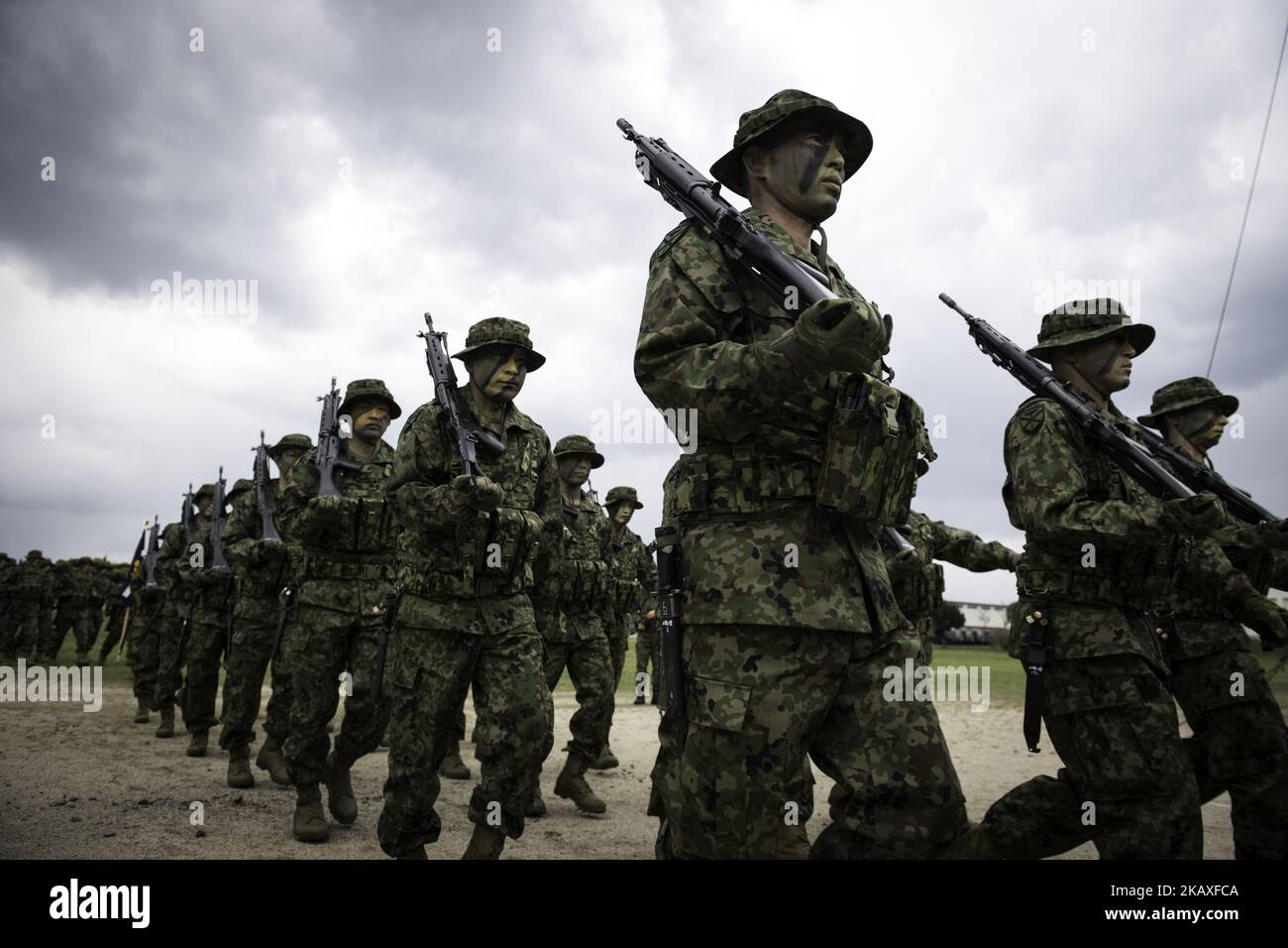 Soldati della forza di autodifesa di terra giapponese (JGSDF) chiamati la Brigata di spiegamento rapido anfibio partecipano ad una cerimonia a Camp Ainoura a Sasebo, nella prefettura di Nagasaki, Giappone il 7 aprile 2018. (Foto di Richard Atrero de Guzman/NurPhoto) Foto Stock