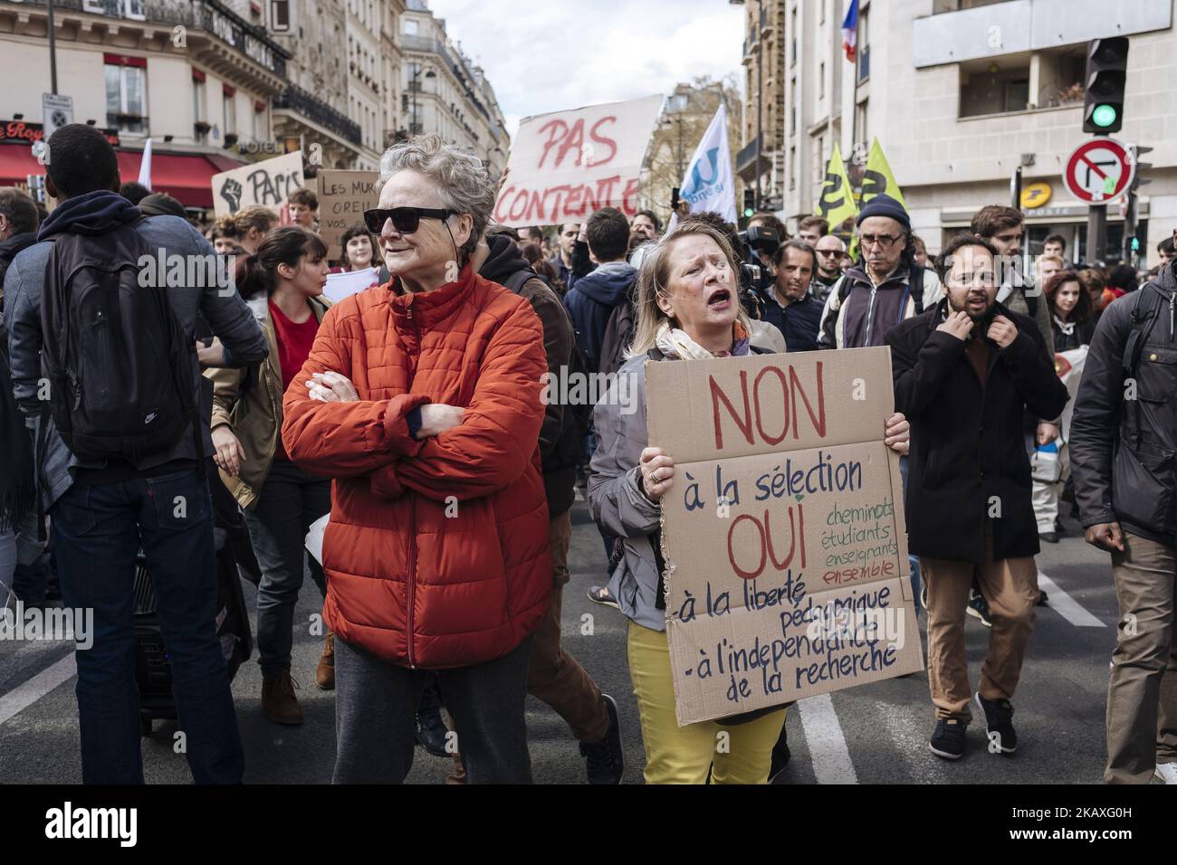 Studenti che hanno manifestato contro la legge del Vidal, la riforma del diploma di laurea e la selezione all'ingresso delle università, il 10 aprile 2018 a Parigi, Francia. I segnali recita: "No alla selezione, sì alla libertà pedagogica e all'indipendenza della ricerca”. A Parigi la gente scese in piazza per protestare contro l’annunciata riforma dell’accesso all’università da parte del governo Macron. Marciarono da la Sorbonne all'Università Jussieu. Le porte del più tardi furono chiuse e alcuni tentarono di entrare e iniziare un'occupazione del luogo senza successo. Guardie di sicurezza private, università Foto Stock