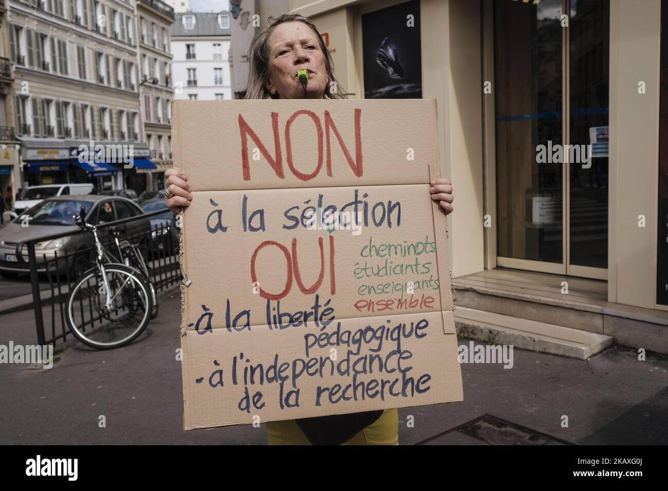 Studenti che hanno manifestato contro la legge del Vidal, la riforma del diploma di laurea e la selezione all'ingresso delle università, il 10 aprile 2018 a Parigi, Francia. I segnali recita: "No alla selezione, sì alla libertà pedagogica e all'indipendenza della ricerca”. A Parigi la gente scese in piazza per protestare contro l’annunciata riforma dell’accesso all’università da parte del governo Macron. Marciarono da la Sorbonne all'Università Jussieu. Le porte del più tardi furono chiuse e alcuni tentarono di entrare e iniziare un'occupazione del luogo senza successo. Guardie di sicurezza private, università Foto Stock