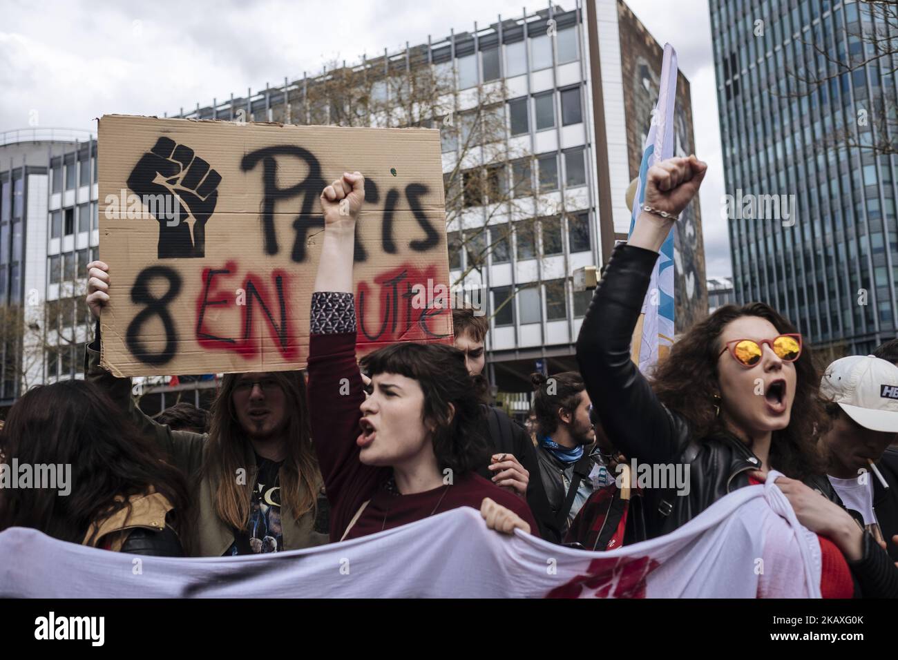 Studenti che hanno manifestato contro la legge del Vidal, la riforma del diploma di laurea e la selezione all'ingresso delle università, il 10 aprile 2018 a Parigi, Francia. A Parigi la gente scese in piazza per protestare contro l’annunciata riforma dell’accesso all’università da parte del governo Macron. Marciarono da la Sorbonne all'Università Jussieu. Le porte del più tardi furono chiuse e alcuni tentarono di entrare e iniziare un'occupazione del luogo senza successo. Le guardie di sicurezza private, il personale universitario e la CRS (polizia francese) hanno impedito a chiunque di accedere al campus di Jussieu. Parigi (75), Parigi. (P Foto Stock