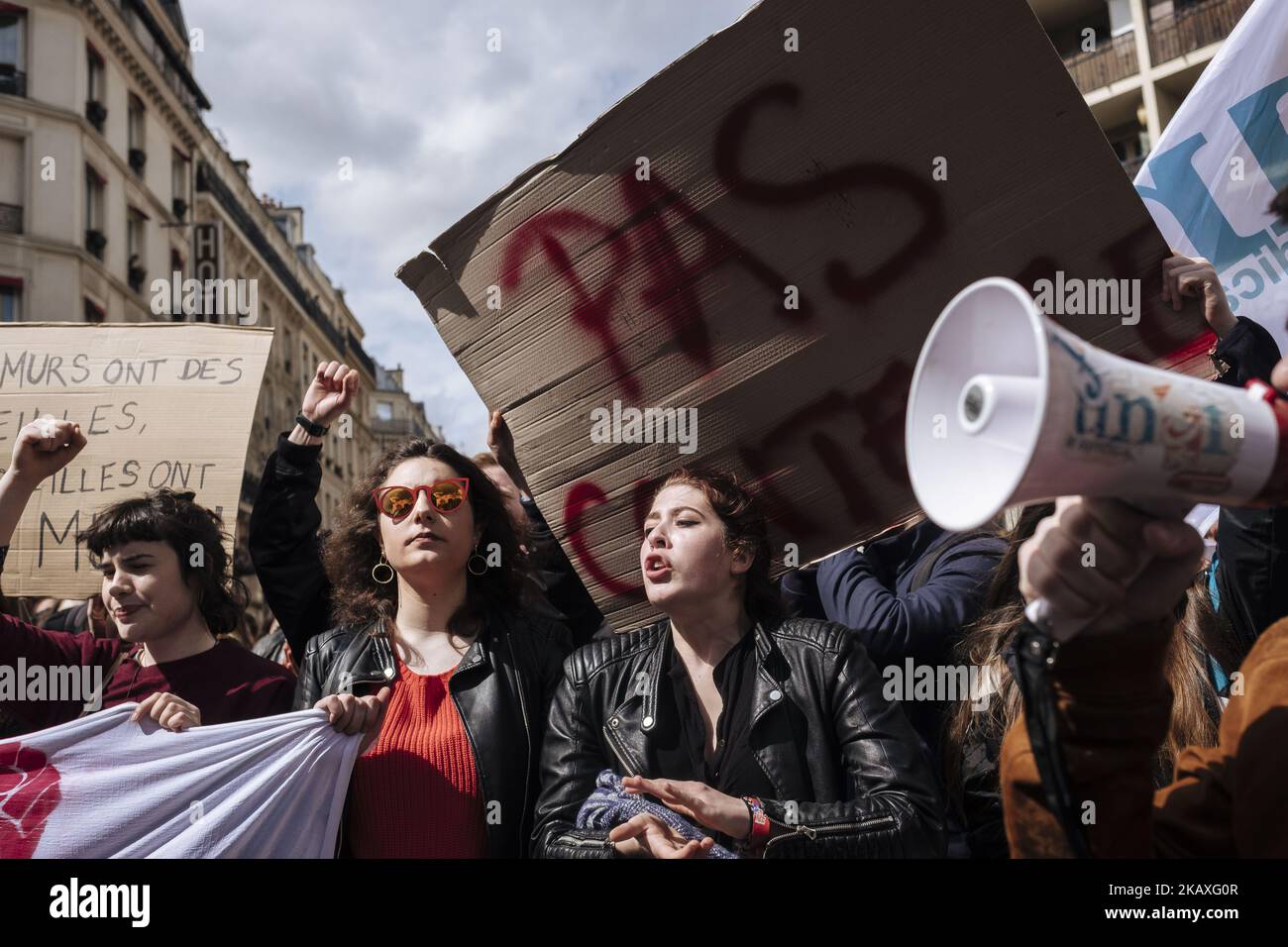 Studenti che hanno manifestato contro la legge del Vidal, la riforma del diploma di laurea e la selezione all'ingresso delle università, il 10 aprile 2018 a Parigi, Francia. A Parigi la gente scese in piazza per protestare contro l’annunciata riforma dell’accesso all’università da parte del governo Macron. Marciarono da la Sorbonne all'Università Jussieu. Le porte del più tardi furono chiuse e alcuni tentarono di entrare e iniziare un'occupazione del luogo senza successo. Le guardie di sicurezza private, il personale universitario e la CRS (polizia francese) hanno impedito a chiunque di accedere al campus di Jussieu. Parigi (75), Parigi. (P Foto Stock