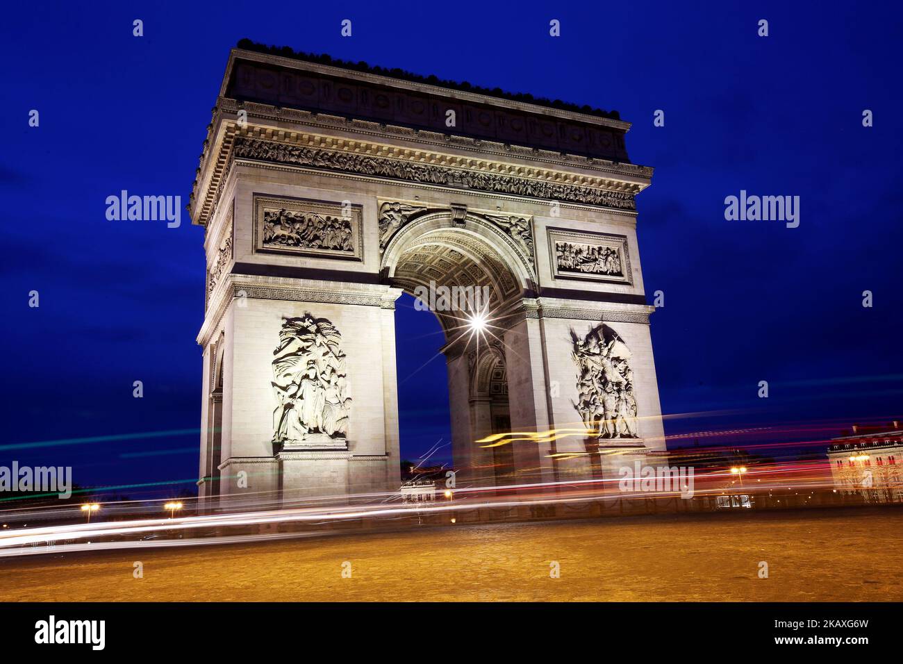 Vista generale dell'Arco di Trionfo (Arco di Trionfo) di notte a Parigi, il 8 aprile 2018. ( Foto di Pedro Fiuza/NurPhoto) Foto Stock