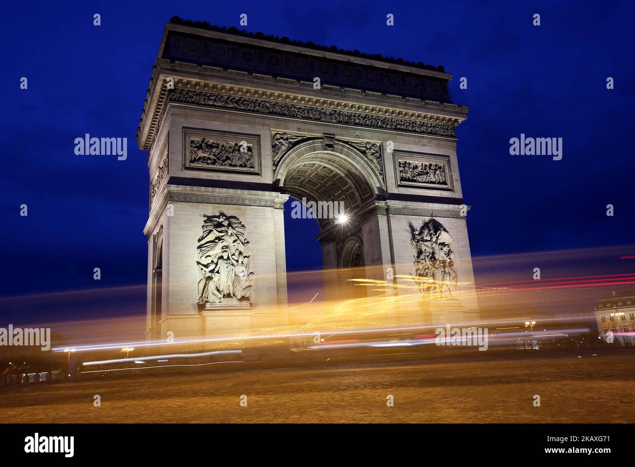 Vista generale dell'Arco di Trionfo (Arco di Trionfo) di notte a Parigi, il 8 aprile 2018. ( Foto di Pedro Fiuza/NurPhoto) Foto Stock