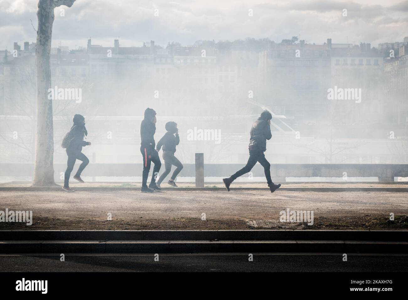 Gli studenti universitari dimostrano di fronte all'Università Lumière Lione 2 dopo la loro evacuazione la stessa mattina dalla polizia dopo diversi giorni di occupazione, a Lione, Francia, 13 aprile 2018. I manifestanti sono stati evacuati dalla polizia utilizzando gas lacrimogeni. (Foto di Nicolas Liponne/NurPhoto) Foto Stock