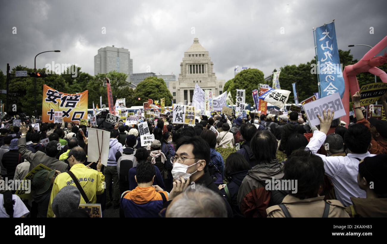 Il manifestante tiene un cartello durante una manifestazione contro il primo ministro giapponese Shinzo Abe dopo accuse di corruzione, invitandolo a dimettersi il 14 aprile 2018 davanti al parlamento di Tokyo a Tokyo (Foto di Richard Atrero de Guzman/NurPhoto). Foto Stock