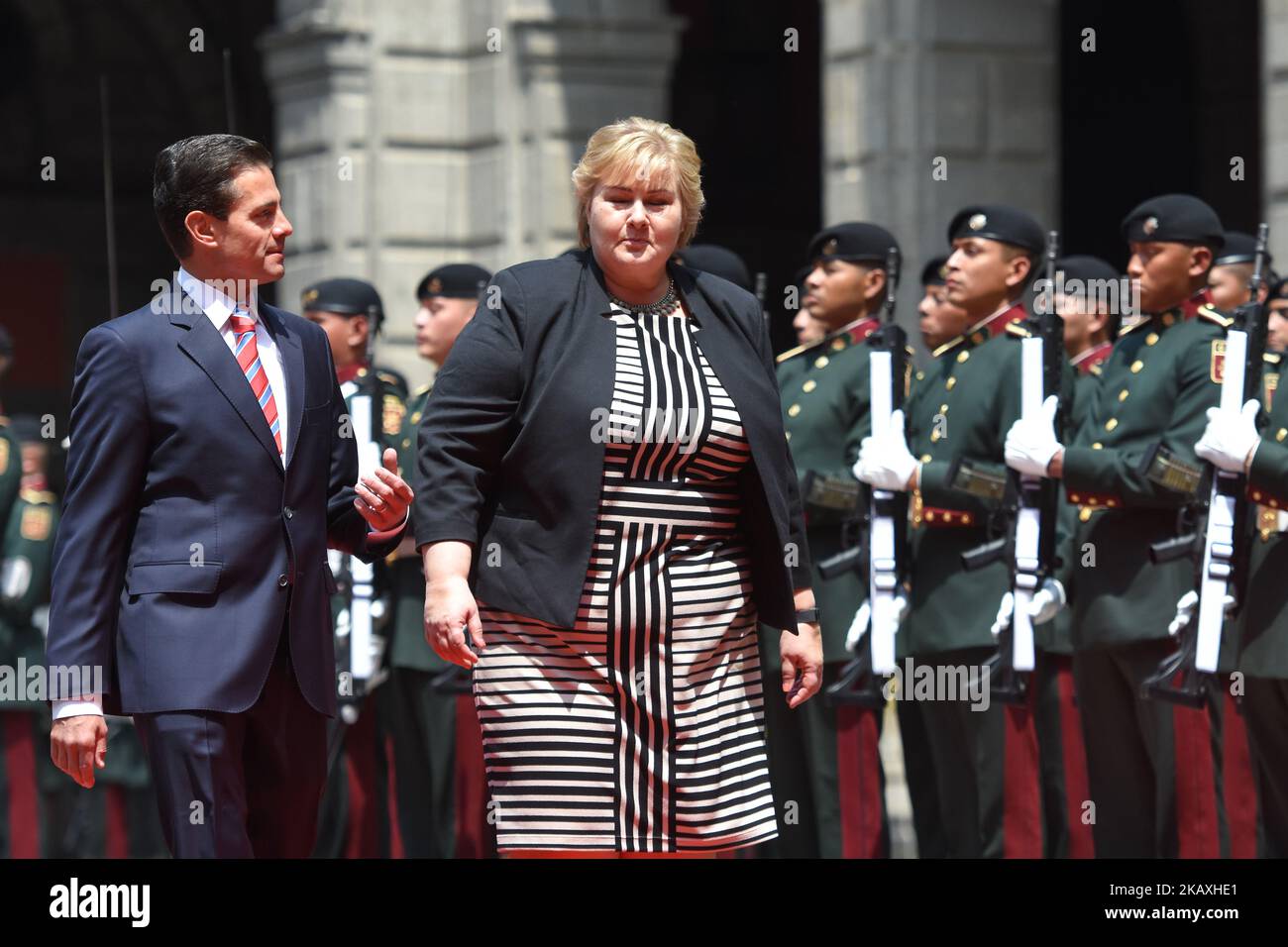 Il Presidente messicano Enrique pena Nieto (R) e il primo ministro norvegese Erna Solberg, si sono Uniti alla cerimonia di benvenuto del 12 aprile 2018 al Palazzo Nazionale di Città del Messico. (Foto di Carlos Tischler/NurPhoto) Foto Stock
