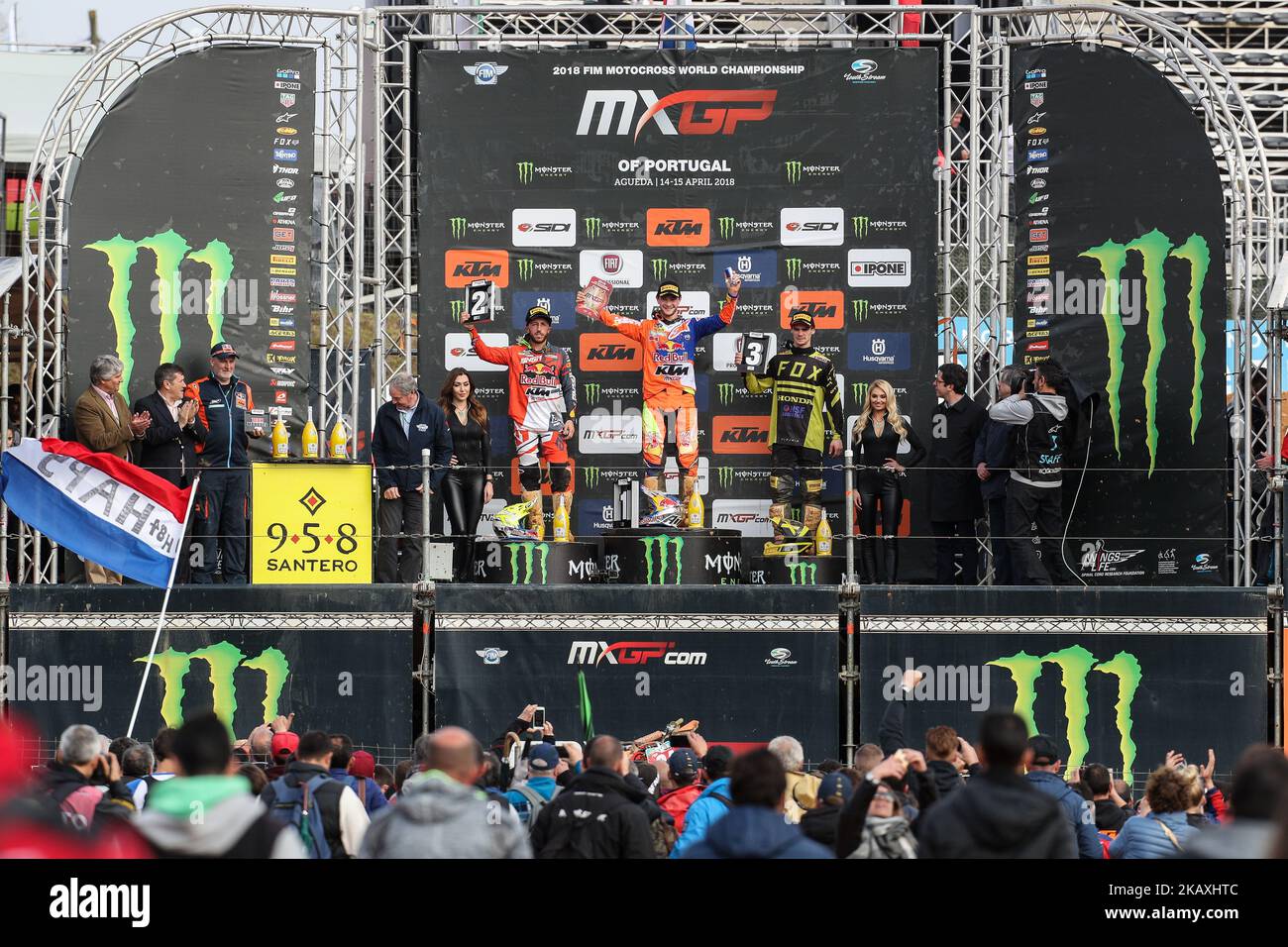 Jeffrey Herlings #84 (NED) in KTM di Red Bull KTM Factory Racing (C), Antonio Cairoli #222 (ITA) in KTM di Red Bull KTM Factory Racing (L) e Tim Gajser #243 (SLO) in Honda del Team HRC (R) in MXGP Podium Ceremony durante la MXGP World Championship 2018 Race of Portugal, Il 15 aprile 2018 ad Agueda, Portogallo. (Foto di Paulo Oliveira / DPI / NurPhoto) Foto Stock