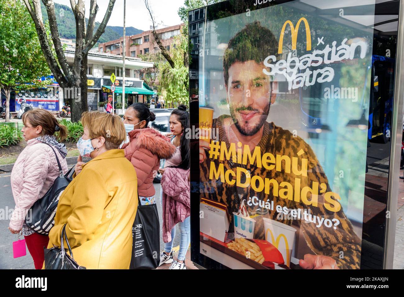 Bogota Colombia,El Chico Carrera 11,donna donna donna donne in attesa cavalieri pendolari passeggeri, McDonald's Sebastian Yatra cantautore celebrità endo endo endo Foto Stock