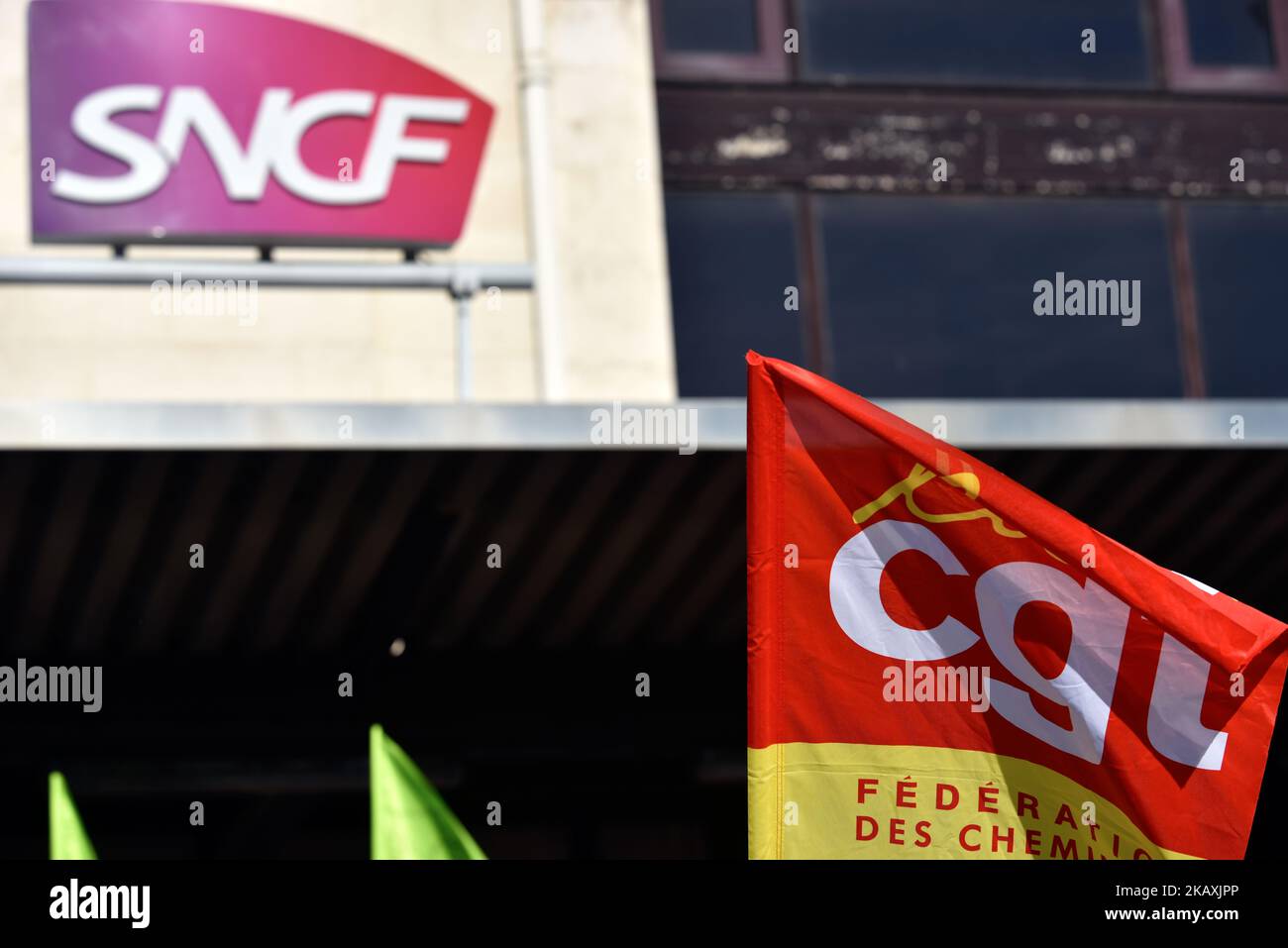 I lavoratori ferroviari francesi in sciopero si sono riuniti di fronte alla stazione ferroviaria Matabiau a Tolosa prima del quarto giorno di sciopero contro la riforma ferroviaria. Il raduno è stato convocato dal CGT, dal CFDT, dai SINDACATI DEL SUD. Anche gli utenti del servizio pubblico ferroviario sono stati invitati a riunirsi. Il logo SNCF con la bandiera del sindacato dei lavoratori ferroviari CGT. Tolosa. Francia. Aprile 17th 2018. (Foto di Alain Pitton/NurPhoto) Foto Stock