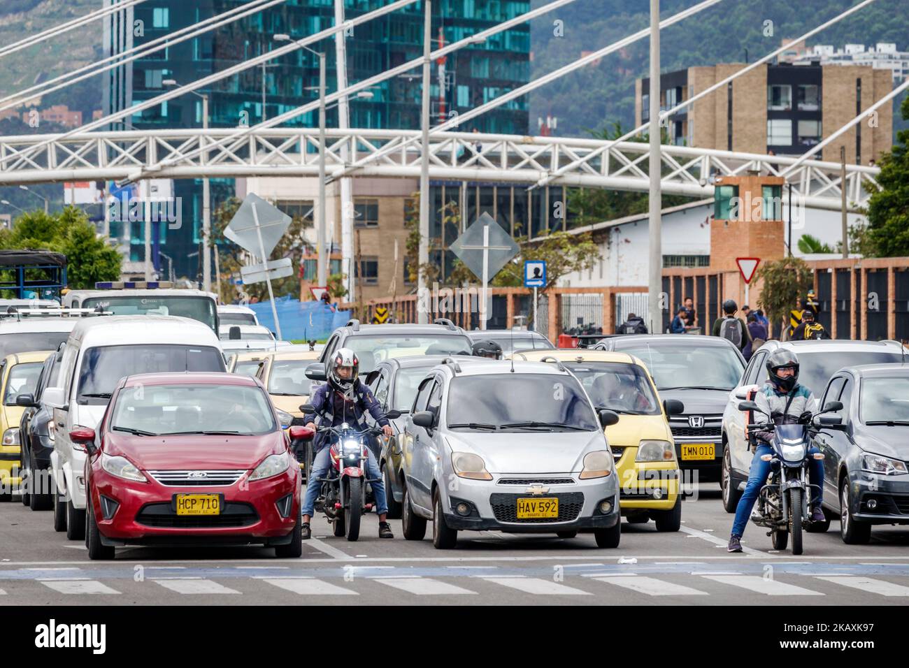 Bogota Colombia,El Chico Carrera 11,uomo uomini linea maschile coda in attesa auto veicoli motocicli intersezione fermato traffico, colombiani Hispan Foto Stock