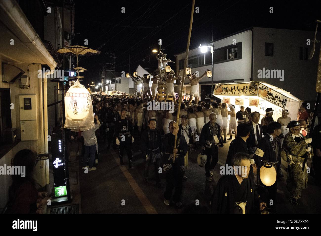 Centinaia di uomini in loindle partecipano durante Okoshi daiko, rousing drum parade a Hida City, prefettura di Gifu, Giappone il 19 aprile 2018. Il Furukawa Festival è registrato come patrimonio culturale immateriale del Giappone dell’UNESCO e si celebra ogni 19th e 20th aprile per pregare per la sicurezza e accogliere l’arrivo della primavera. (Foto: Richard Atrero de Guzman / NUR Foto) (Foto di Richard Atrero de Guzman/NurPhoto) Foto Stock