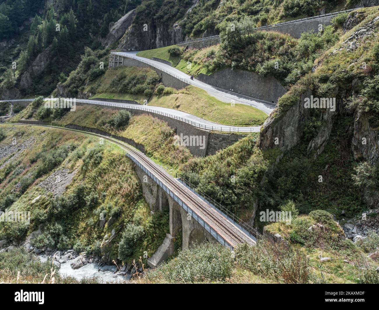 Strada di montagna Furkaroad, binari ferroviari al tunnel, valle del rodano vicino a Gletsch, Svizzera. Foto Stock