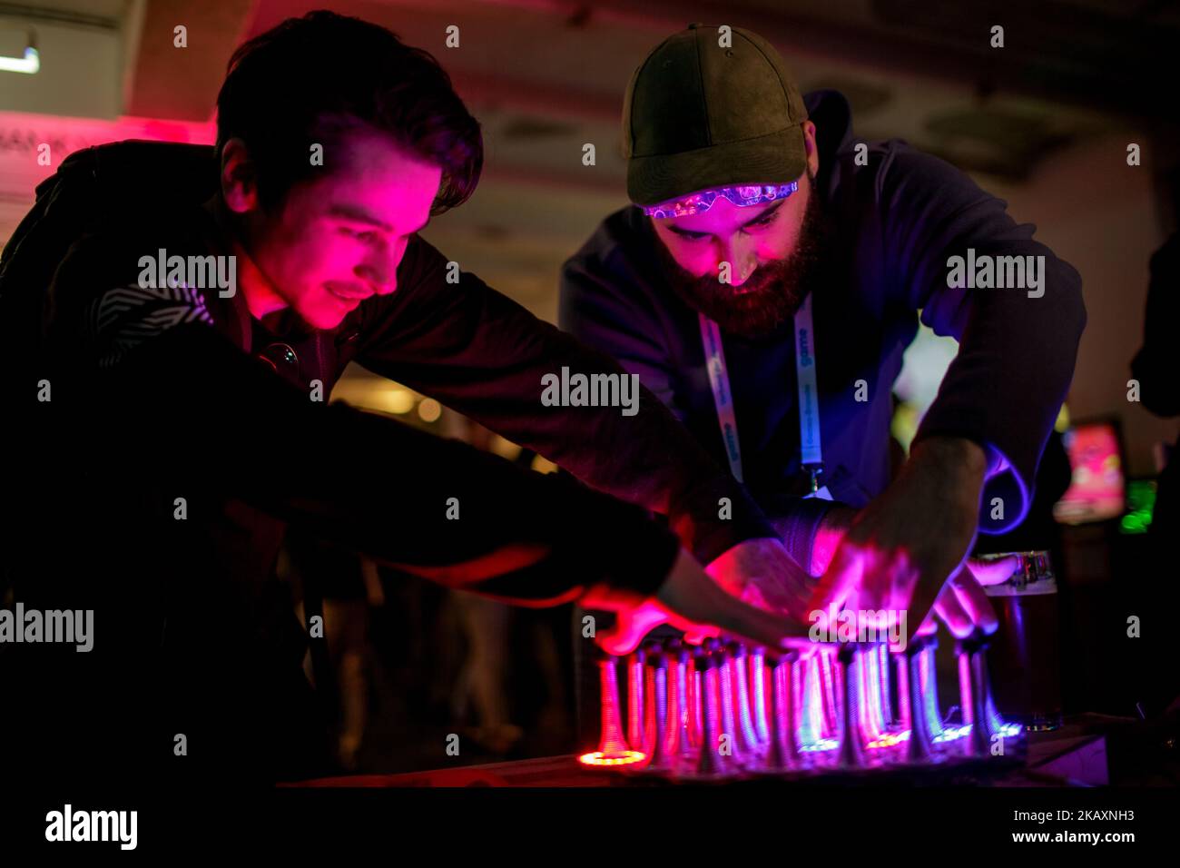 I visitatori giocano durante la International Games Week il 26 aprile 2018 a Berlino, Germania. Da aprile 24 fino alla fine della settimana, Berlino è la Mecca degli appassionati di videogiochi di tutto il mondo. Il festival riunisce sviluppatori di videogame indipendenti, creativi digitali e appassionati di videogame. Fondata nel 2008 come etichetta internazionale nel campo dei giochi indipendenti e alternativi, dei media giocosi e della cultura dei giochi. Il festival offre mostre, conferenze, workshop, mostre di giochi e marmellate di giochi. Un LABIRINTO. Rappresenta lo stato attuale della progettazione artistica e sperimentale del gioco, alternative gam Foto Stock