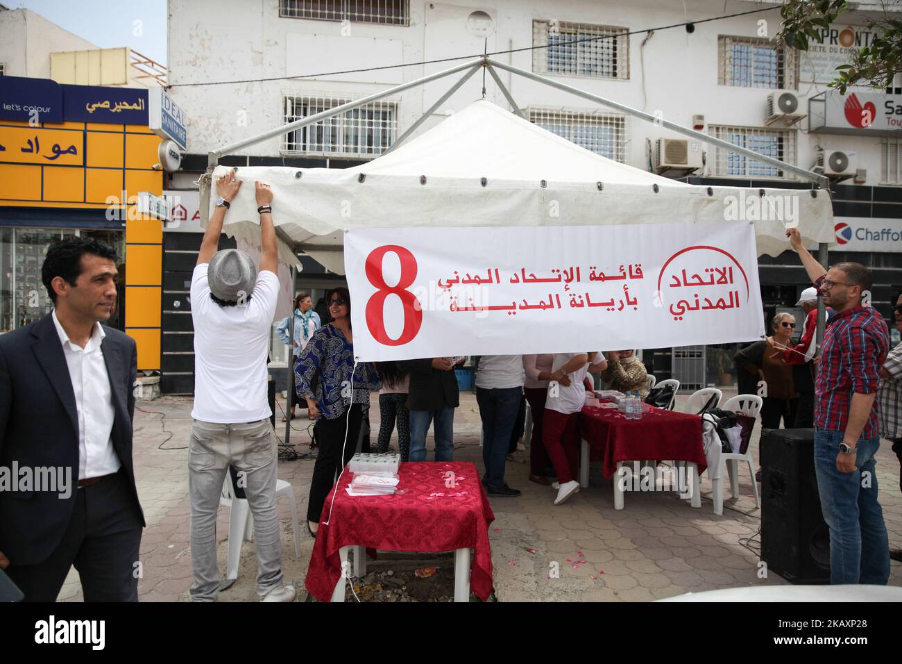 I sostenitori dell'Unione civile, una coalizione politica di 11 partiti, installano una tenda promozionale sulla strada del Governatorato di Ariana, nel nord-est della Tunisia, il 28 aprile 2018, mentre si battono per le elezioni comunali. I tunisini si dirigeranno ai sondaggi il 6 maggio per votare alle prime elezioni comunali libere del paese dopo la rimozione del presidente Zine El Abidine ben Ali e del suo governo nel 2011. (Foto di Chardy ben Ibrahim/NurPhoto) Foto Stock