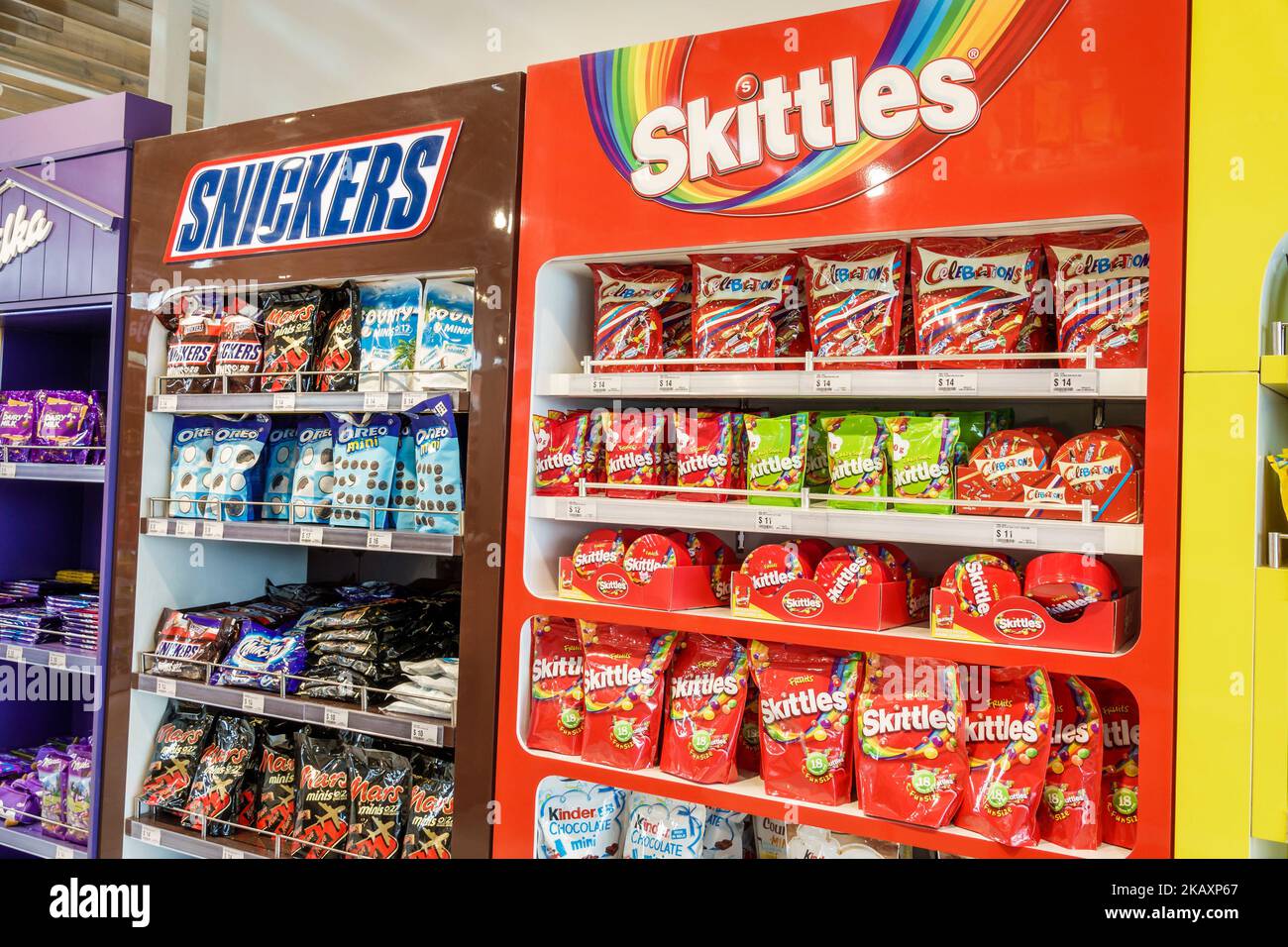 Bogota Colombia, El Dorado International Airport Aeropuerto Internacional El Dorado terminal concourse gate area interna, Snickers Skittles cand Foto Stock