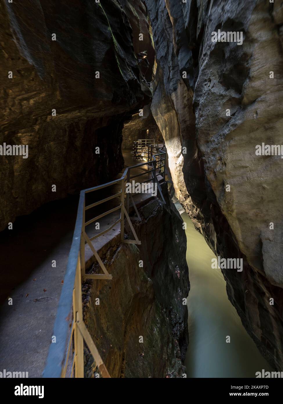 Sezione stretta illuminata della gola Aareschlucht, Aare Gorge, Haslital, Svizzera. Foto Stock