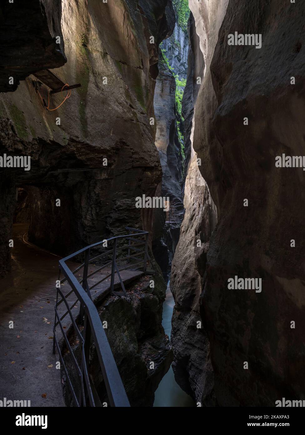 Sezione stretta illuminata della gola Aareschlucht, Aare Gorge, Haslital, Svizzera. Foto Stock