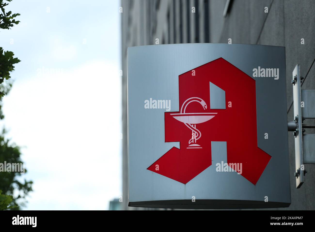 Il logo tedesco di una farmacia è stato visto a Monaco di Baviera il 30 aprile 2018. (Foto di Alexander Pohl/NurPhoto) Foto Stock