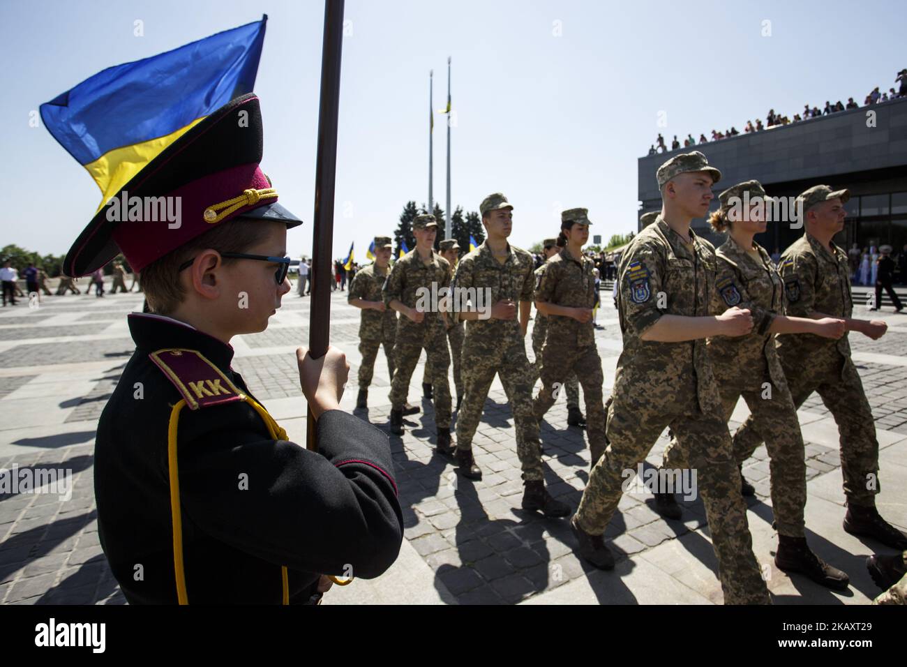 Una sfilata di giovani cadetti e scolari ucraini durante una cerimonia commemorativa dedicata alla Giornata della Vittoria nel Museo della seconda guerra mondiale a Kiev il 4 maggio 2018. 9 maggio 2018 persone dei paesi dell'ex URSS celebreranno il 73rd° anniversario della vittoria sulla Germania nazista nella seconda guerra mondiale (Foto di Oleg Pereverzev/NurPhoto) Foto Stock