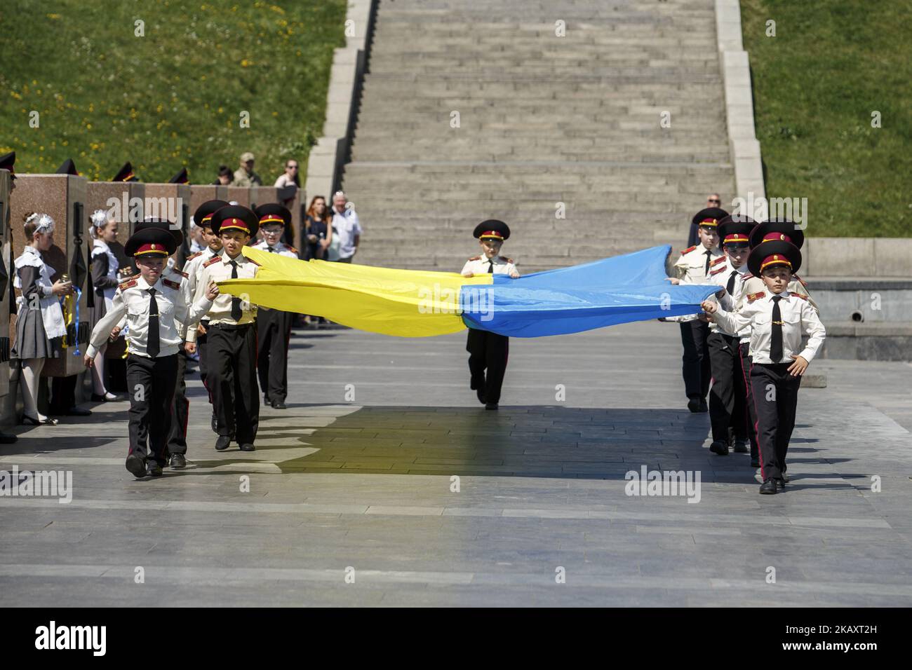 Una sfilata di giovani cadetti e scolari ucraini durante una cerimonia commemorativa dedicata alla Giornata della Vittoria nel Museo della seconda guerra mondiale a Kiev il 4 maggio 2018. 9 maggio 2018 persone dei paesi dell'ex URSS celebreranno il 73rd° anniversario della vittoria sulla Germania nazista nella seconda guerra mondiale (Foto di Oleg Pereverzev/NurPhoto) Foto Stock