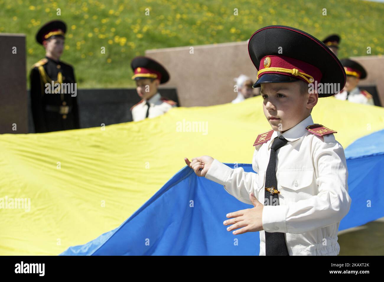 Una sfilata di giovani cadetti e scolari ucraini durante una cerimonia commemorativa dedicata alla Giornata della Vittoria nel Museo della seconda guerra mondiale a Kiev il 4 maggio 2018. 9 maggio 2018 persone dei paesi dell'ex URSS celebreranno il 73rd° anniversario della vittoria sulla Germania nazista nella seconda guerra mondiale (Foto di Oleg Pereverzev/NurPhoto) Foto Stock